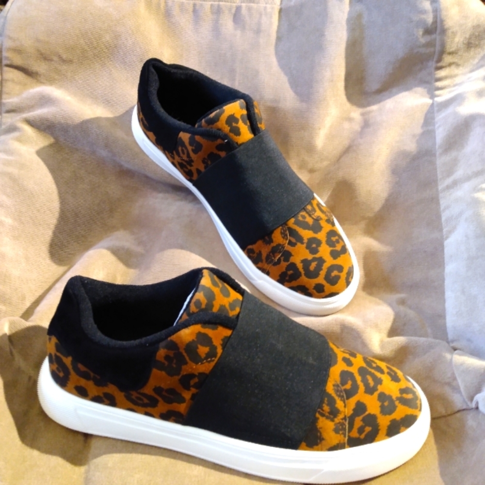 Vince Camuto Leopard Print Maryenda Mixed Material Sneaker size 7M